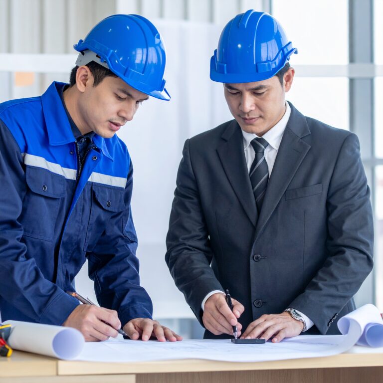 Firefly_Um engenheiro eletrico e um empresario assinando um contrato de manutenção, eles vest 922514