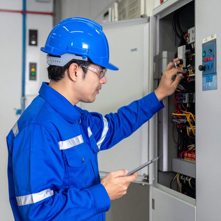 Firefly_Um engenheiro eletrico, fazendo manutenção de um UPS(Nobreak) Grande em um empresa, e 499003